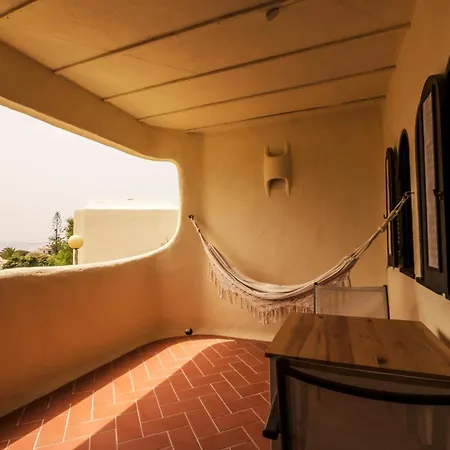 Cozy W/ Sea View, Free Parking & Ac *