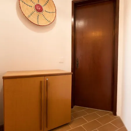 Cozy W/ Sea View, Free Parking & Ac