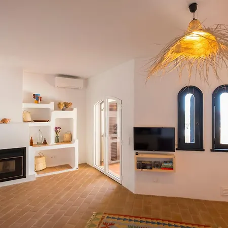 Cozy W/ Sea View, Free Parking & Ac