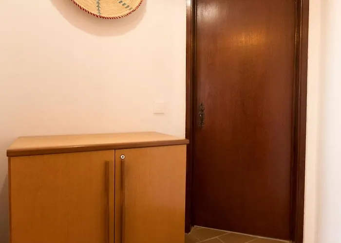 Cozy W/ Sea View, Free Parking & Ac