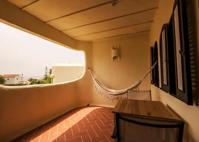 Cozy W/ Sea View, Free Parking & Ac *