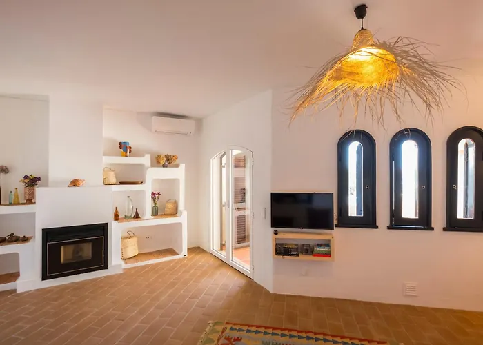 Cozy W/ Sea View, Free Parking & Ac