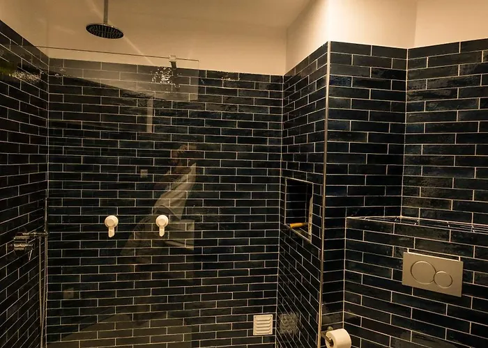 Cozy W/ Sea View, Free Parking & Ac Apartment *